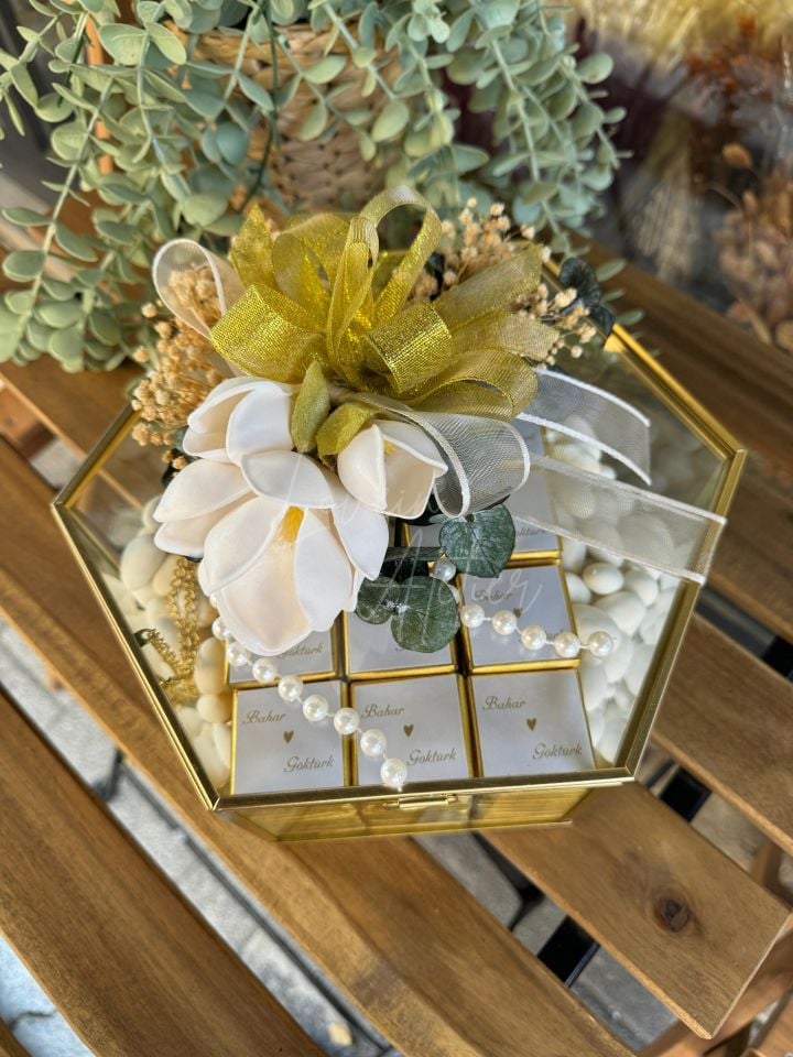 Çokgen Kutuda İsteme Çikolatası