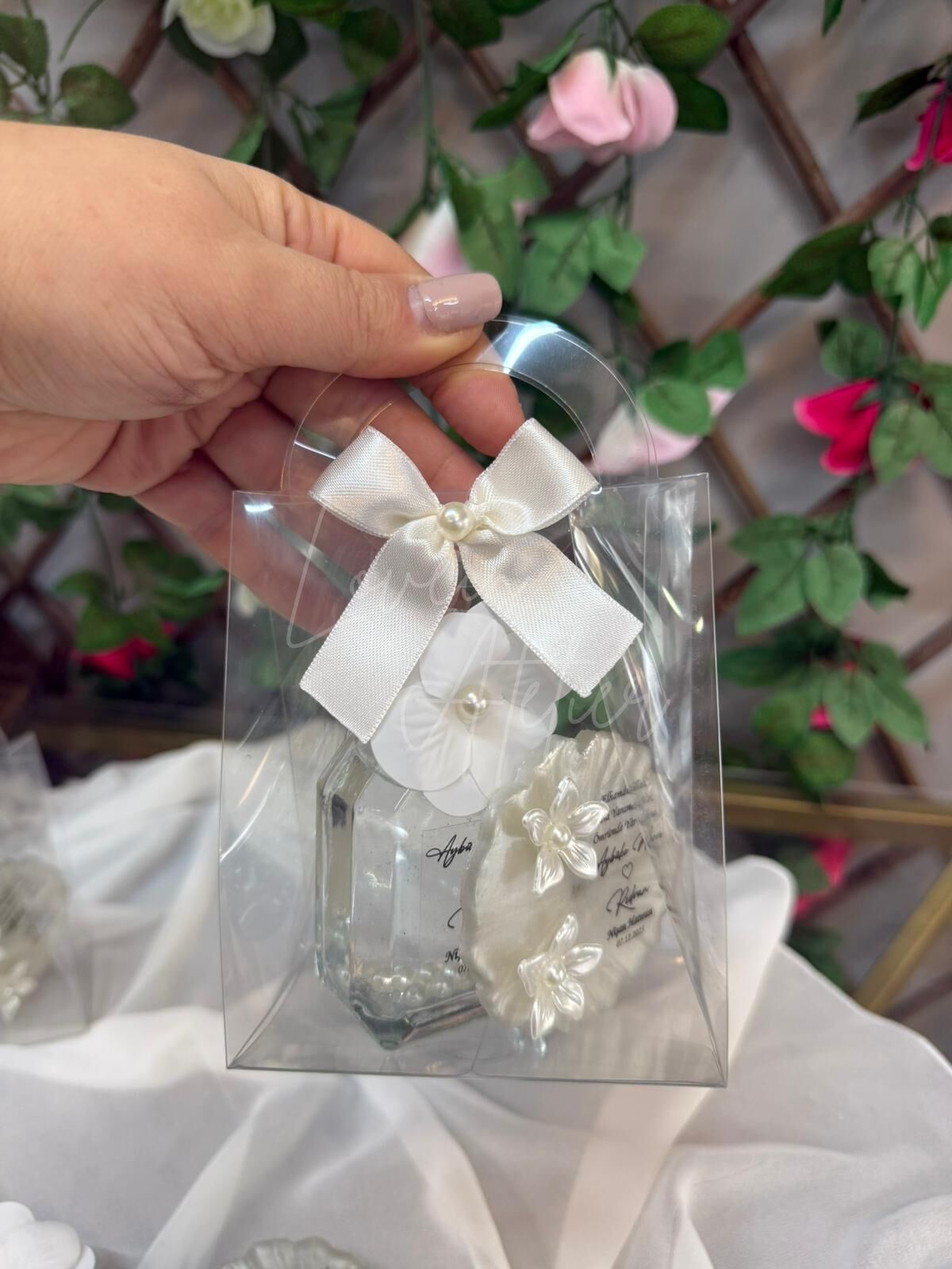 Çiçekli magnet ve Ortancalı Cam Şişede Kolonyalı Çantalı Set