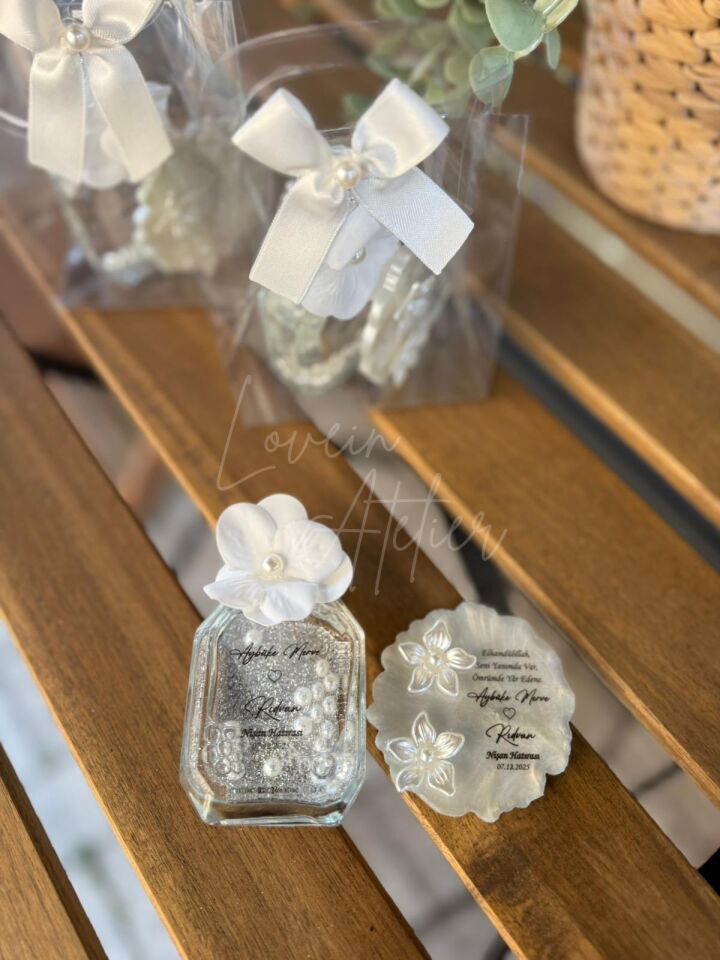 Çiçekli magnet ve Ortancalı Cam Şişede Kolonyalı Çantalı Set