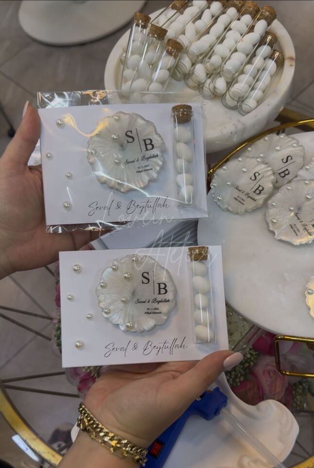 Yanı Dağınık İncili Magnet ve Cam Tüpte Badem Draje