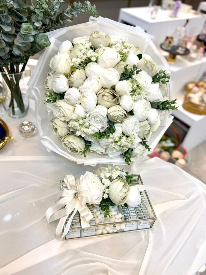 Su Yeşili Şakayıklı İsteme Çiçek ve Çİkolatası